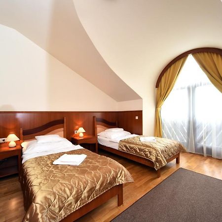 Hotel Kumania Kisujszallas Εξωτερικό φωτογραφία