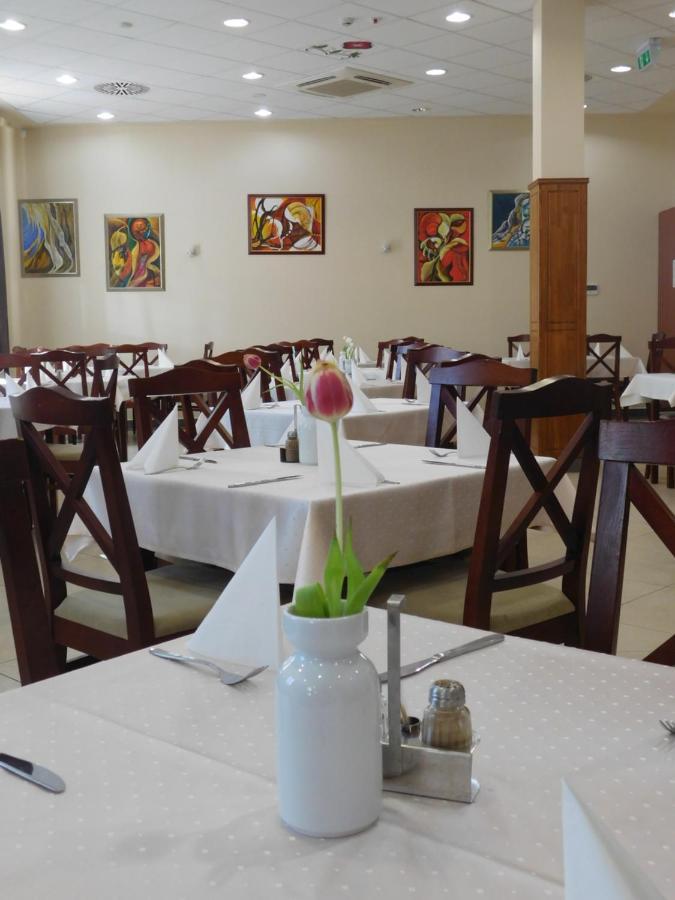 Hotel Kumania Kisujszallas Εξωτερικό φωτογραφία