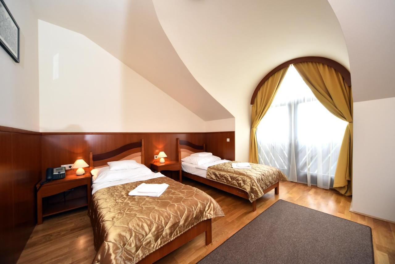 Hotel Kumania Kisujszallas Εξωτερικό φωτογραφία