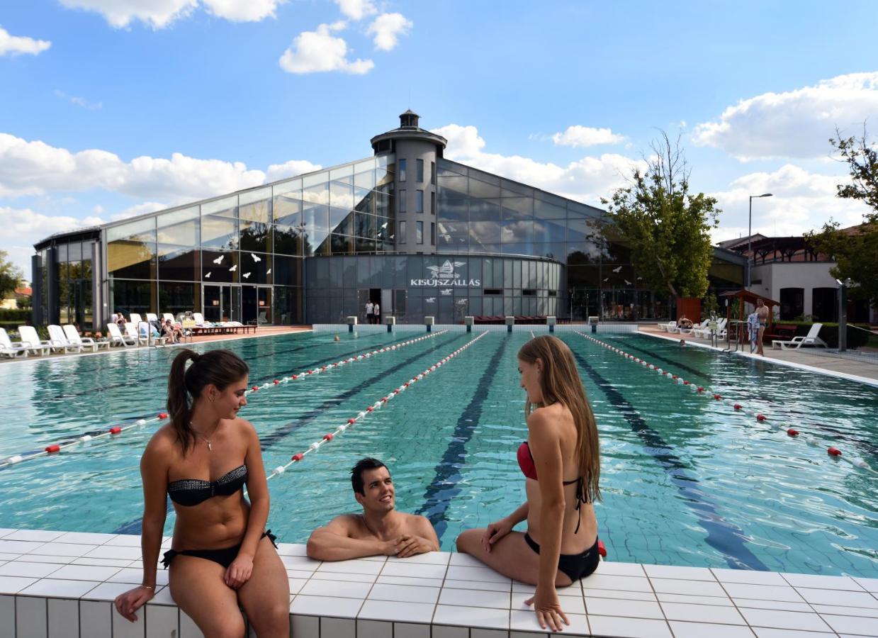 Hotel Kumania Kisujszallas Εξωτερικό φωτογραφία