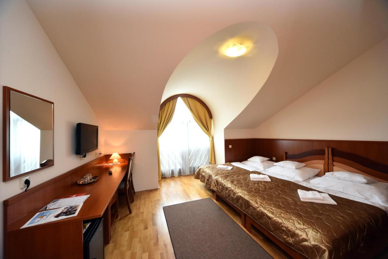Hotel Kumania Kisujszallas Εξωτερικό φωτογραφία