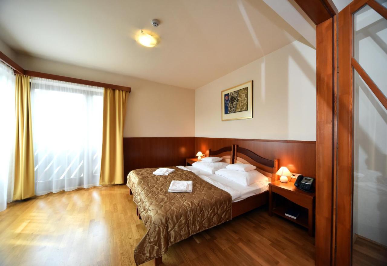 Hotel Kumania Kisujszallas Εξωτερικό φωτογραφία
